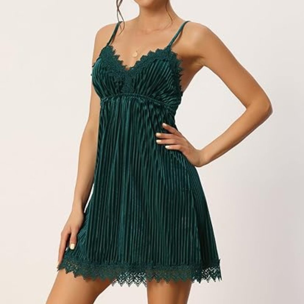 NWOT Spaghetti Strap Lingerie w/ Lace Lined Detail Emerald Green Small